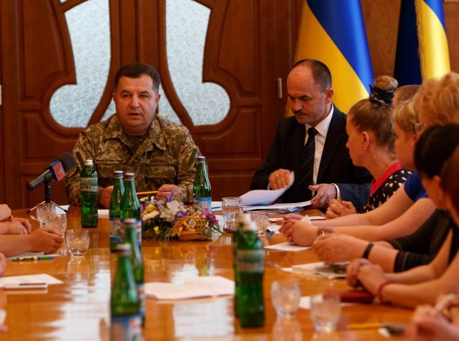 Родини закарпатських військових з вимогами зустріли Міністра оборони Степана Полторака