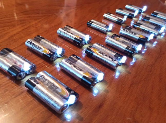 Всього дві батарейки і світлодіод – такий ліхтарик світитиме рік: як його зробити вдома