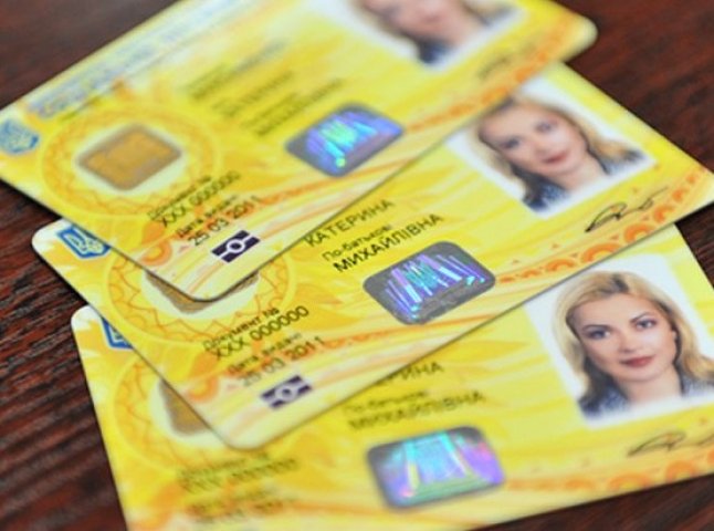 Більше трьохсот закарпатців із початку листопада виявили бажання мати нові ID-паспорти