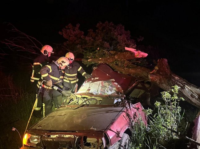 Рятувальники показали фото з місця трагічної аварії на Закарпатті