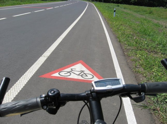 Із Закарпаття у Польщу на велосипеді: мешканці області просять відкрити пункт пропуску "Луб­­ня – Волосате"