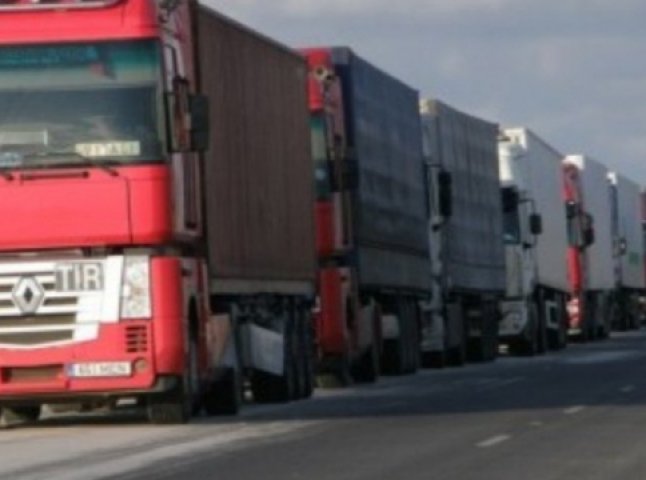 На об’їзній Ужгорода утворилися кілометрові черги з вантажівок