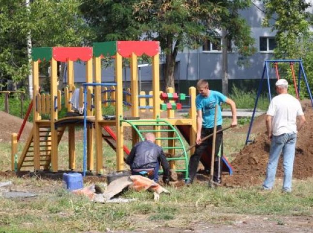 У Мукачеві на одній з вулиць облаштовують дитячий майданчик