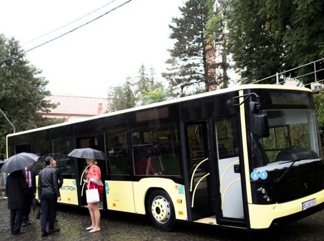 Вулицями Ужгорода їздив новий 100-місний автобус