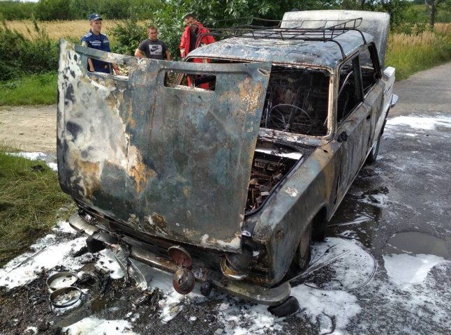 Неподалік Ужгорода під час руху спалахнули "Жигулі": автівка згоріла вщент