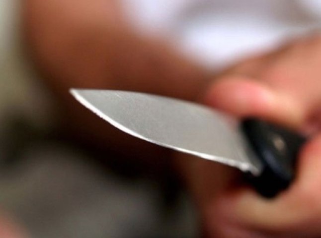 Наніс три удари кухонним ножем: на Закарпатті погодили підозру підлітку, який вбив свого діда