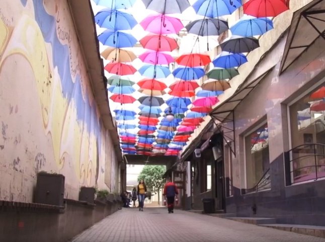 Алея парасольок повернулася до Ужгорода