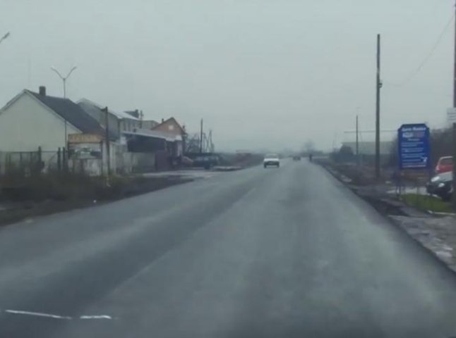 На найпроблемнішій вулиці Мукачева встелили перший шар асфальту