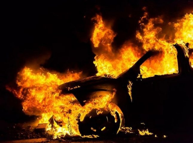На одній із вулиць Мукачева вночі загорілась машина