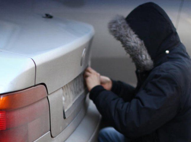 На Закарпатті житель Львівщини новорічні свята знімав номерні знаки з автомобілів і вимагав гроші за їх повернення