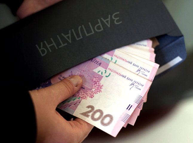 Прокуратура зловила одне з підприємств Мукачева на виплаті зарплат "у конвертах"