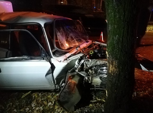 В Ужгороді сталася моторошна аварія: авто врізалось в дерево