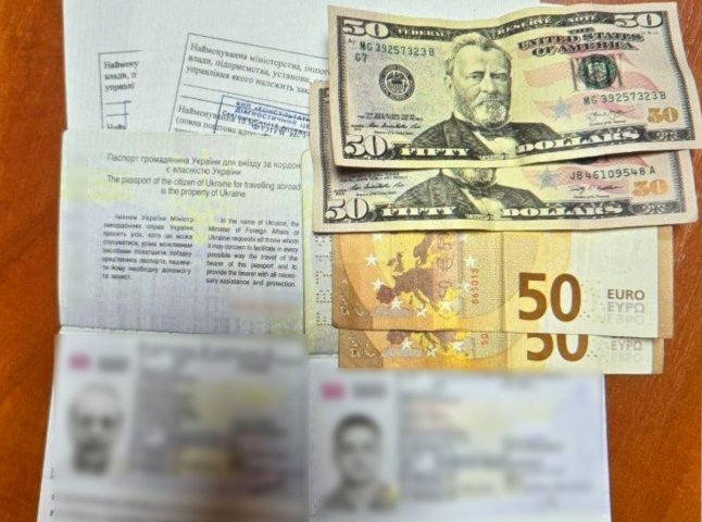 Для «вирішення питання» запропонував 100 доларів і 100 євро: чоловік намагався підкупити прикордонників Для «вирішення питання» запропонував 100 доларів і 100 євро: чоловік намагався підкупити прикордонників