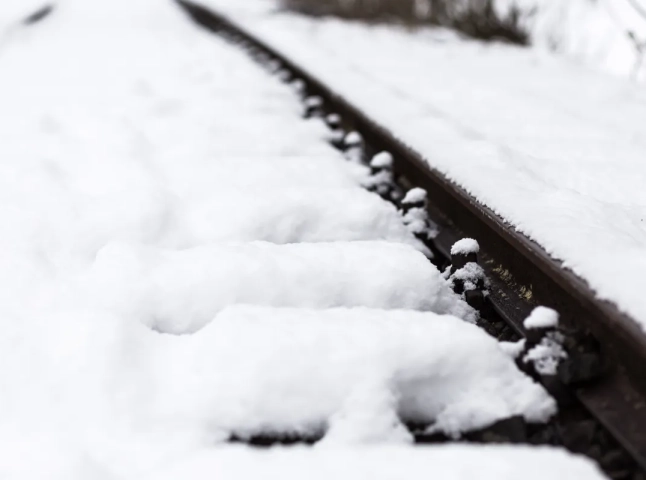 У Мукачеві під потяг потрапив чоловік, який переходив колію