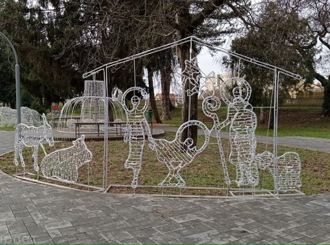 В одному з парків Мукачева встановлюють новорічні ілюмінації