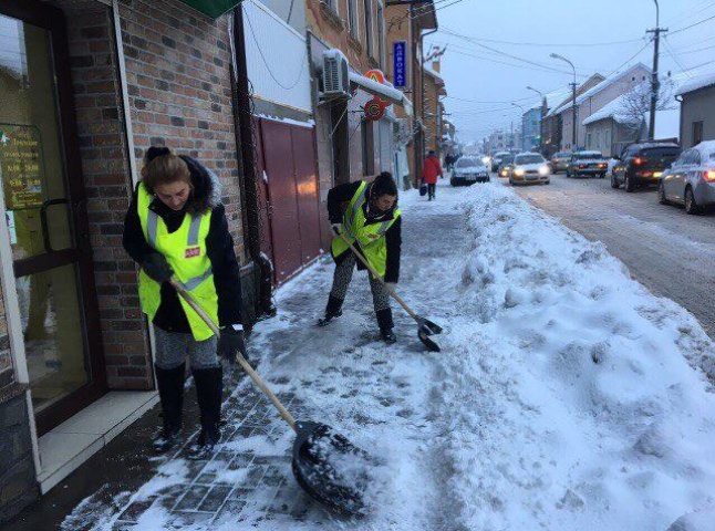 У Мукачеві понад 50 прибиральників розчищають тротуари від снігу