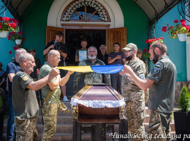 У Чинадіївській громаді поховали молодого воїна, який загинув на війні