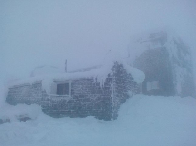 Хуртовина та мороз: на горі Піп Іван за 2 години різко погіршилася погода