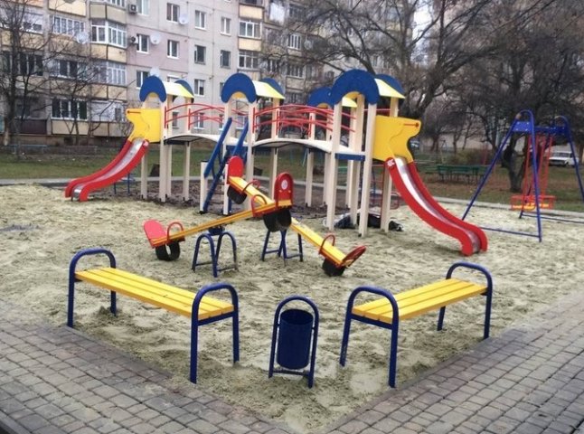 На вулиці Росвигівській в Мукачеві встановили дитячий майданчик