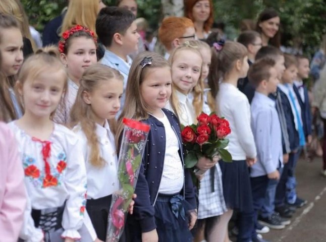 У школах Мукачева сьогодні пролунав останній дзвінок