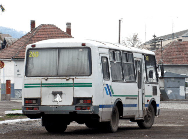 У Мукачеві з автобуса випали дві жінки