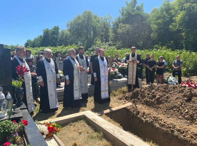 В Ужгородському районі провели в останню путь військовослужбовця В Ужгородському районі провели в останню путь військовослужбовця