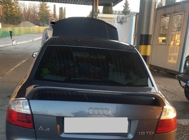 На кордоні за Словаччиною виявили викрадений автомобіль