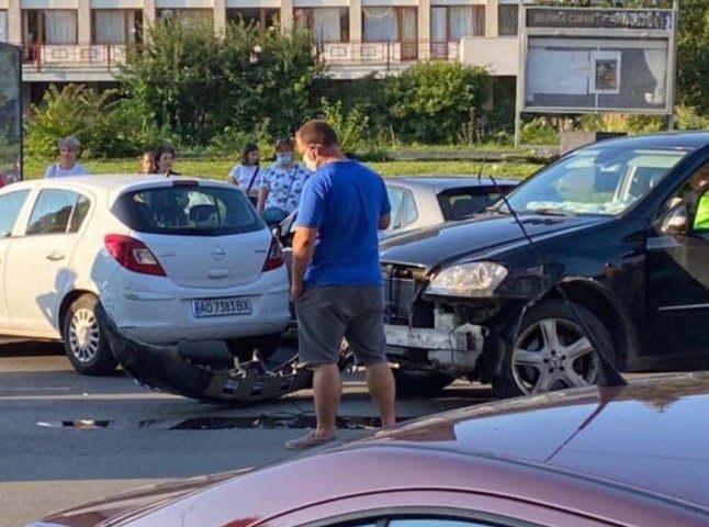 В Ужгороді п‘яний водій на швидкості в’їхав у автобус