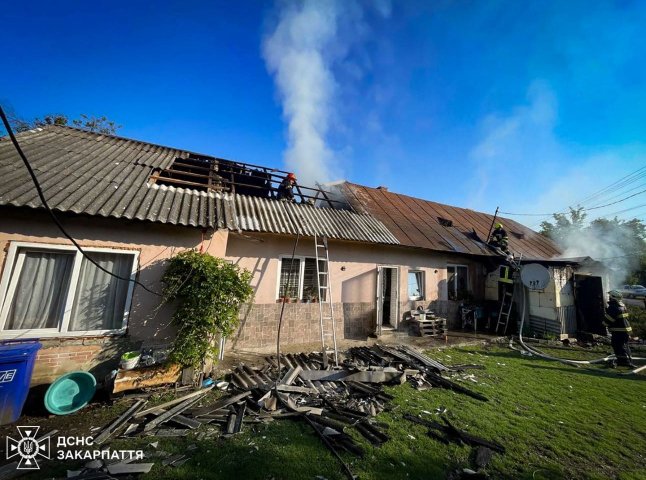 Пожежники врятували будинки від знищення у двох районах області