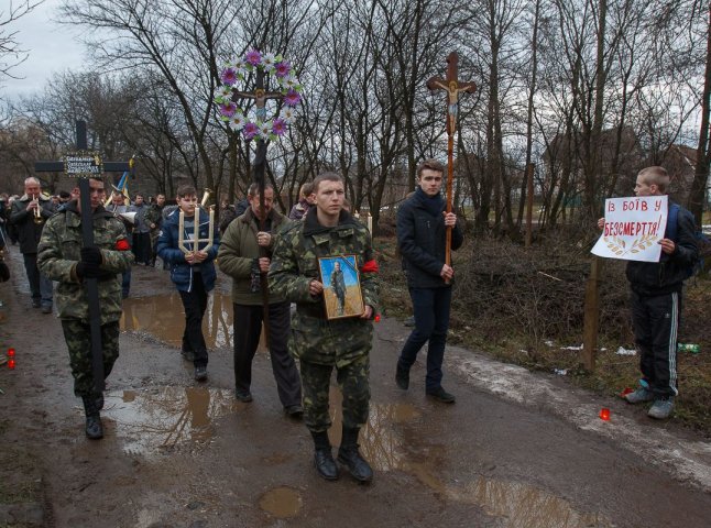 У момент, коли через Ільницю проносили труну із вбитим у зоні АТО "кіборгом", люди стали на коліна (ФОТО)