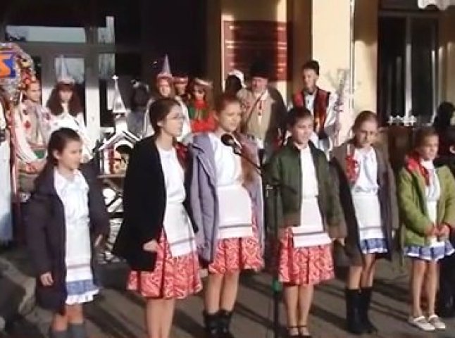 В центрі Мукачева лунали колядки мовами національних меншин (ВІДЕО)