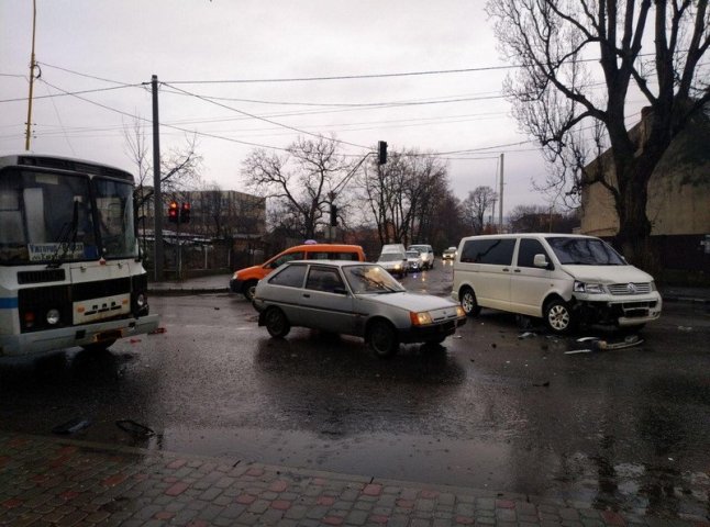 Рейсовий автобус потрапив у потрійну ДТП в Ужгороді