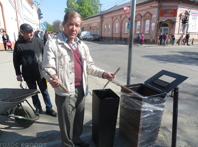 У Берегові встановили 10 сучасних урн для сміття