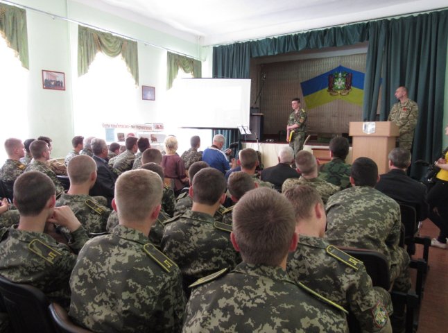 Мукачівські ліцеїсти вітали ветеранів з Днем Перемоги та згадували захисників Вітчизни, які зараз на передовій