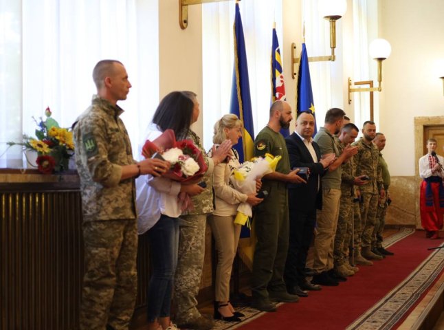 12 закарпатських військових отримали найвищі обласні нагороди: імена Героїв