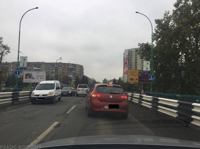 На транспортному мості в Ужгороді сталася аварія