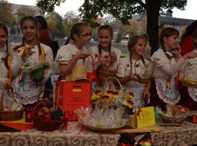 Ужгородські школярі продемонстрували жителям міста традиції та культуру народів світу