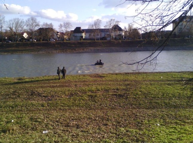 Двоє чоловіків втопили свій джип в Ужі, намагаючись "покататись" річкою