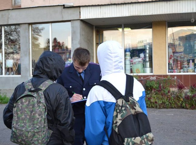 Троє неповнолітніх із Києва зривали в Ужгороді агітаційні плакати однієї із політичних сил