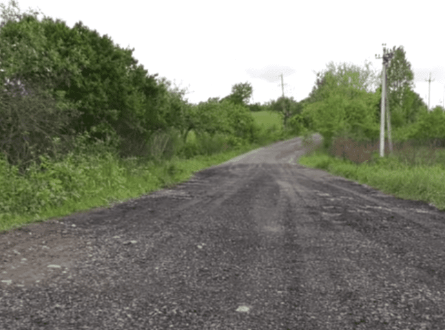 Мешканцям одного із сіл Мукачівського району увірвався терпець і вони самі почали ремонтувати дорогу