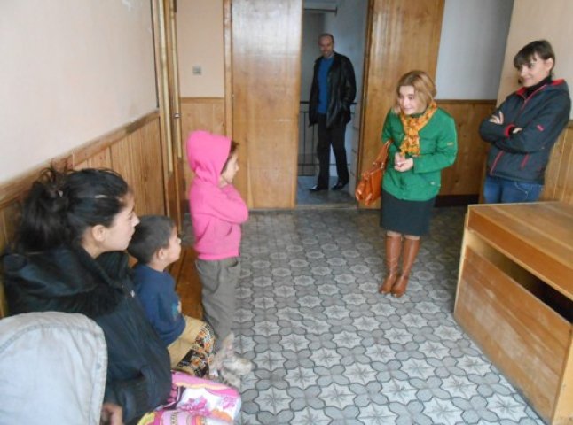 Міліціонери знайшли ромів, які обпльовували у центрі Мукачева людей і відправили їх до притулку (ФОТО)