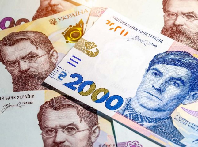 На картку до грудня даватимуть на 2000 гривень більше: хто отримає доплату