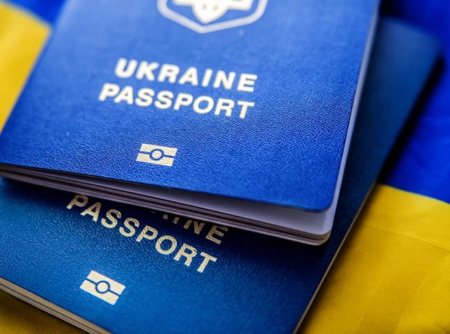 Із серпня і лише 6 місяців: для українців, які виїхали за кордон, готують неприємні зміни