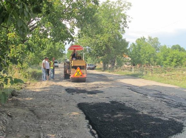 На Тячівщині по черзі ремонтують дороги населених пунктів