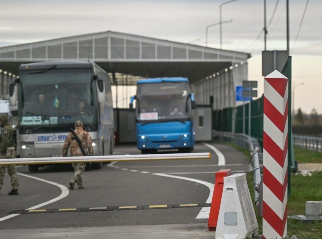 Прикордонники попередили про ускладнення руху вантажівок через кордон Угорщиною та Польщею