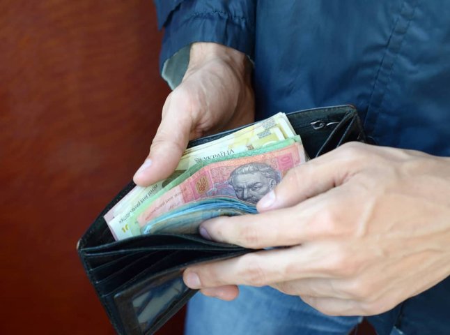 Яку мінімальну зарплату отримуватимуть українці з 1 жовтня: менше вже не платять