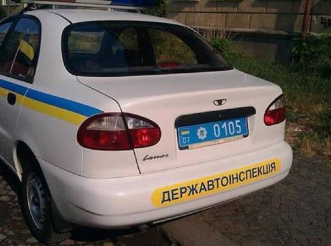 Закарпатського правоохоронця покарали за неправильне паркування на вулиці