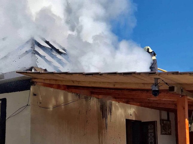 У Сваляві горів будинок: полум’я знищило покрівлю, але пожежники врятували решту оселі У Сваляві горів будинок: полум’я знищило покрівлю, але пожежники врятували решту оселі