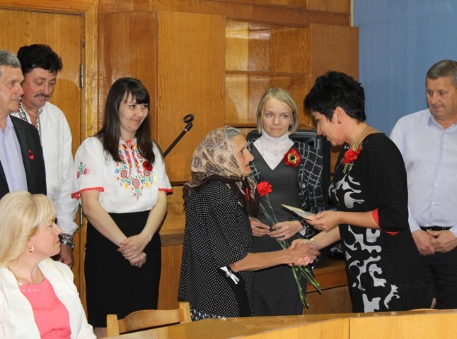 На Виноградівщині 23 жінок нагородили почесним званням "Мати-героїня" (ФОТО)
