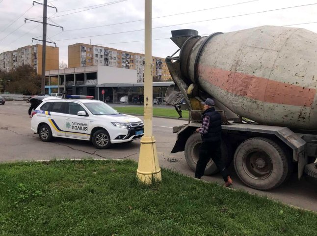 В Ужгороді водій знову розлив бетон на вулицях міста